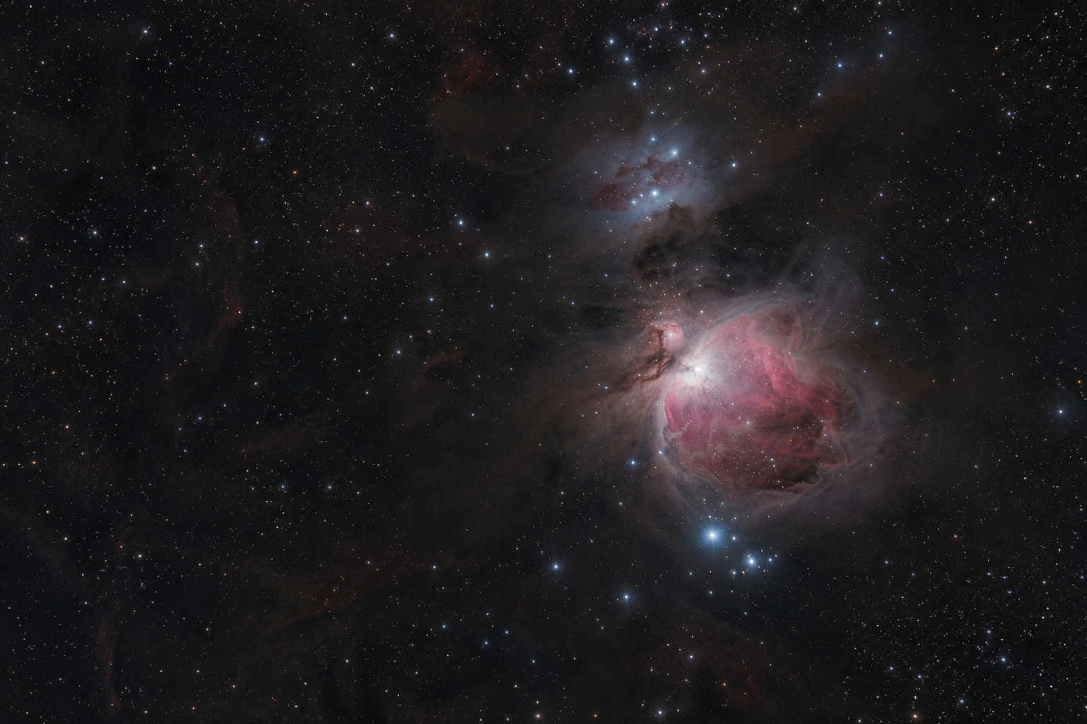 オリオン座分子雲と淡い赤色の星雲